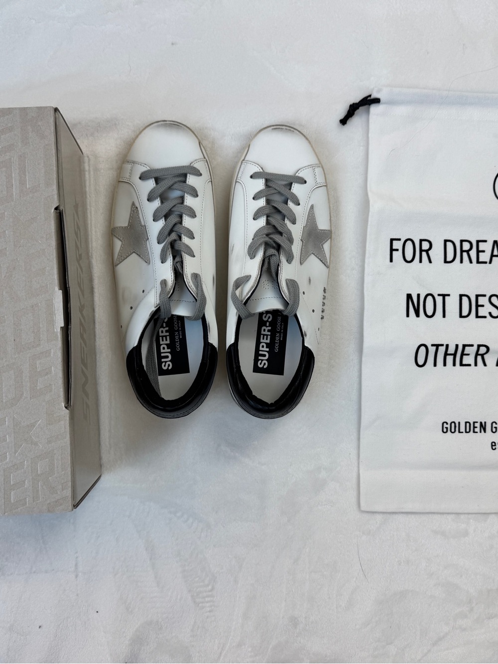 NEW Golden Goose Classic Sneaker - Picture 5 of 9